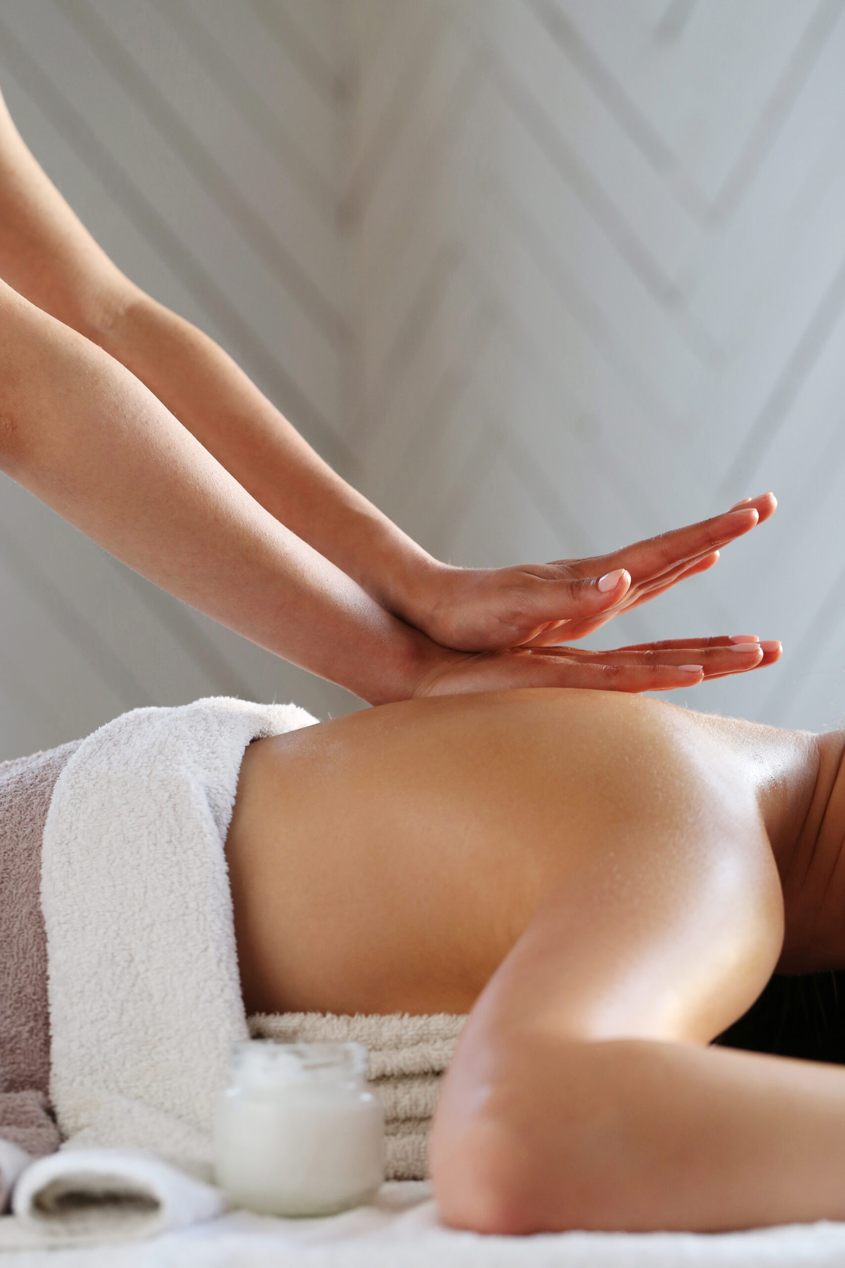 Massage aux huiles essentielles dans une ambiance zen